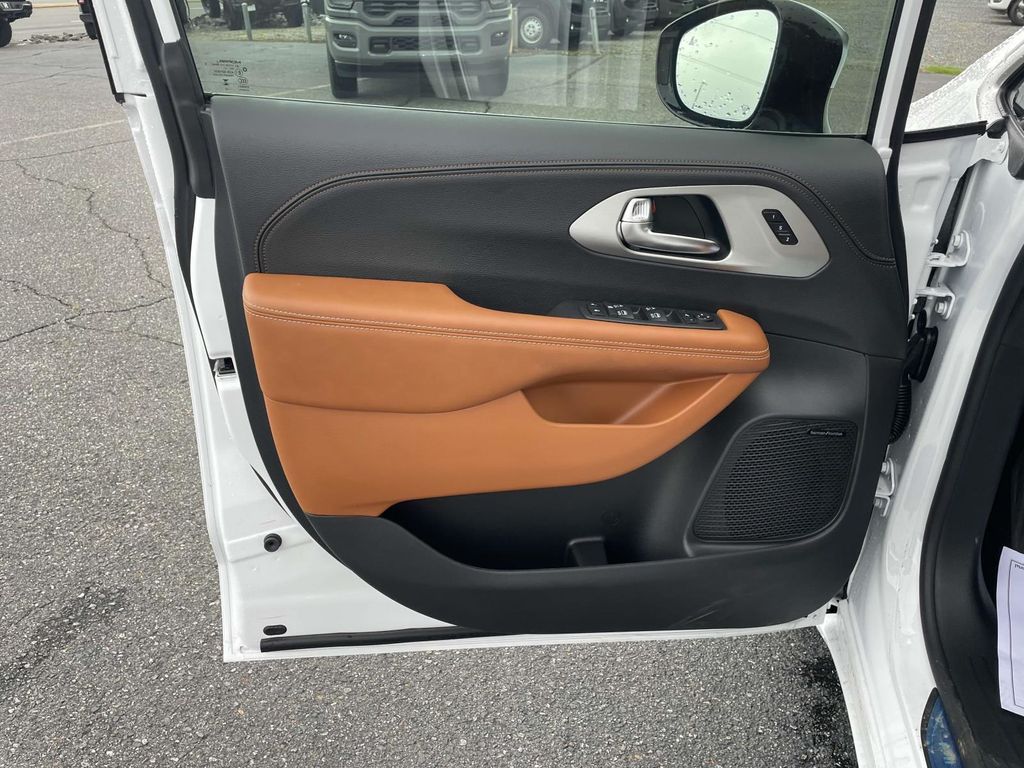 2026 Chrysler Pacifica Pinnacle photo 23