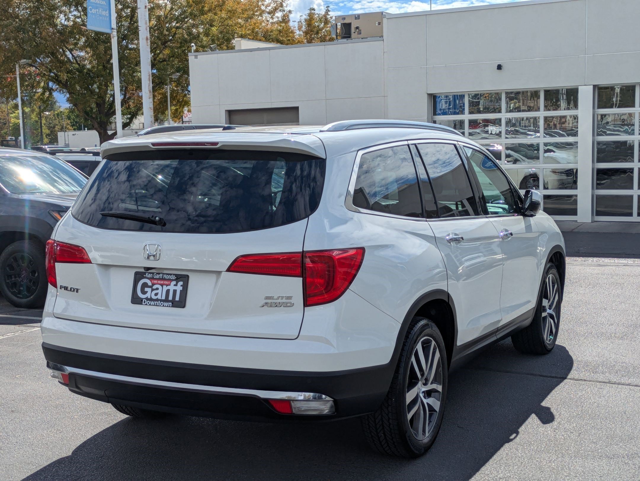 2018 Honda Pilot Elite photo 3
