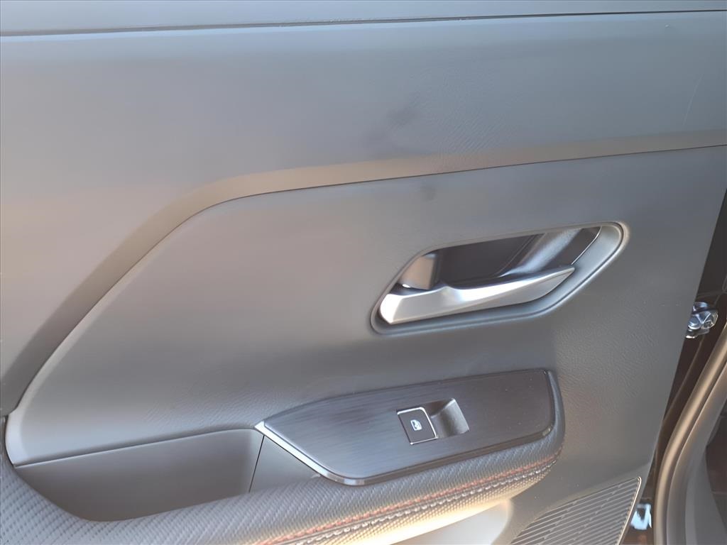 2025 Nissan Kicks SR photo 8