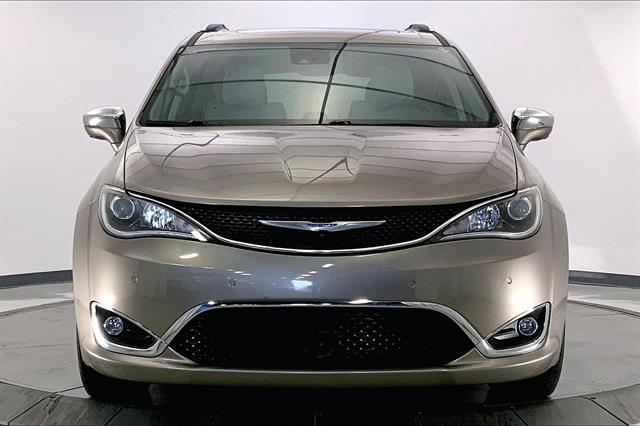 2017 Chrysler Pacifica Limited photo 2