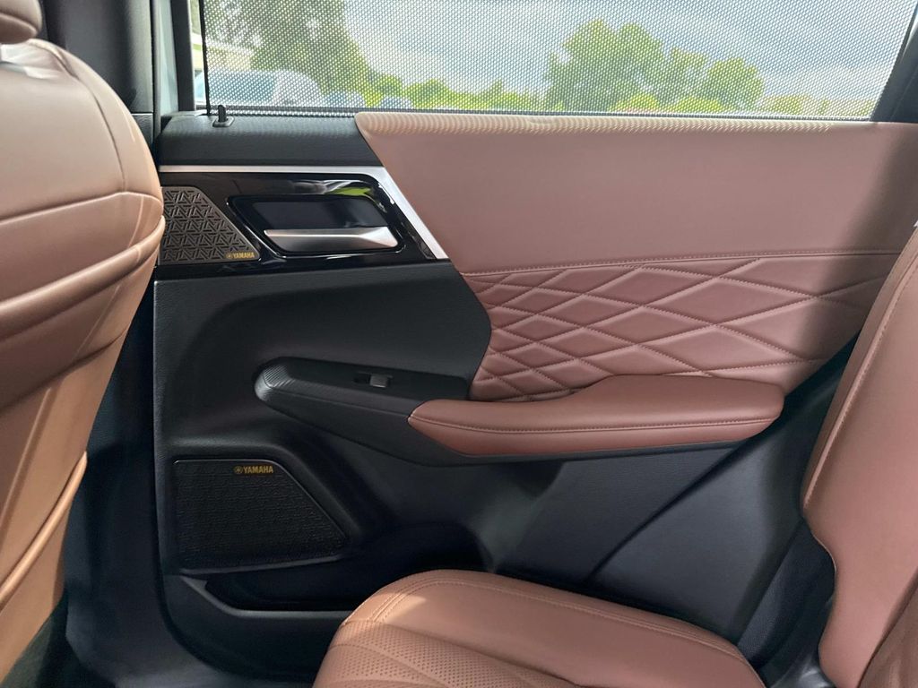 2025 Mitsubishi Outlander SEL photo 15