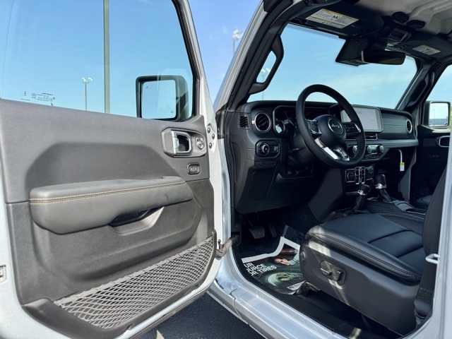 2024 Jeep Wrangler Sahara photo 14