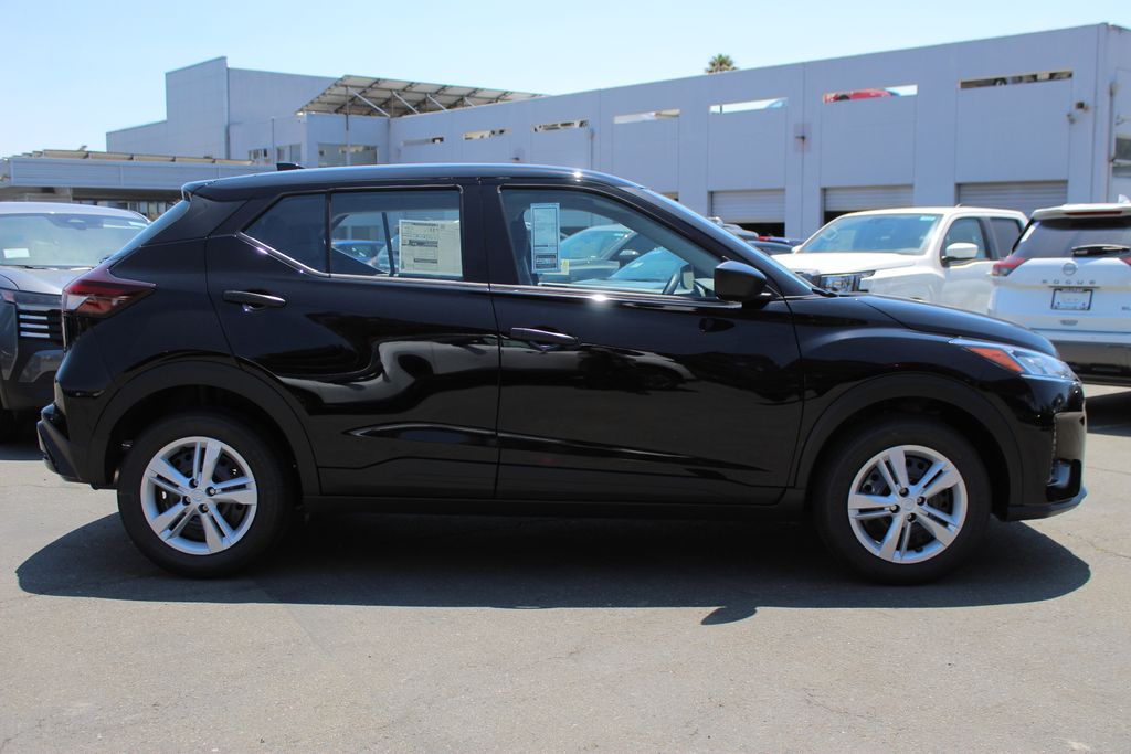 2025 Nissan Kicks Play S photo 4