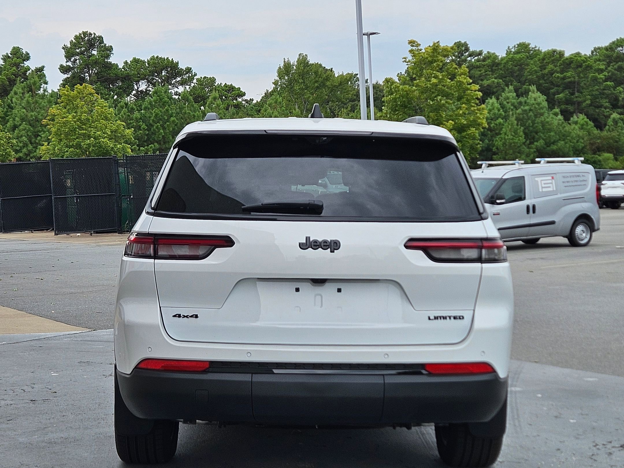 2025 Jeep Grand Cherokee Limited photo 3