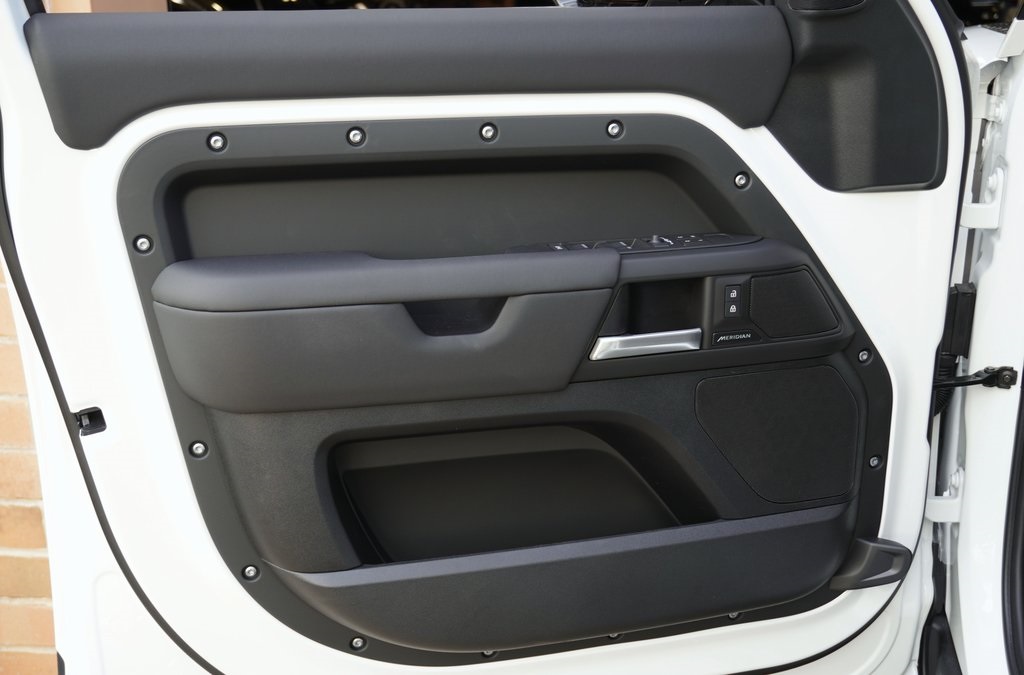 2025 LAND ROVER DEFENDER - Image 10