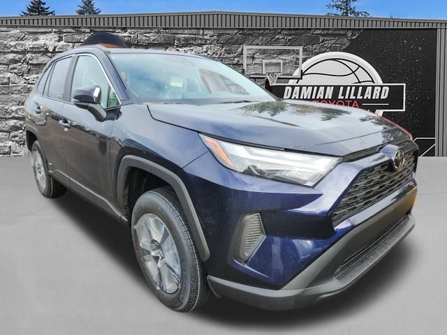 2025 Toyota RAV4 XLE's photo