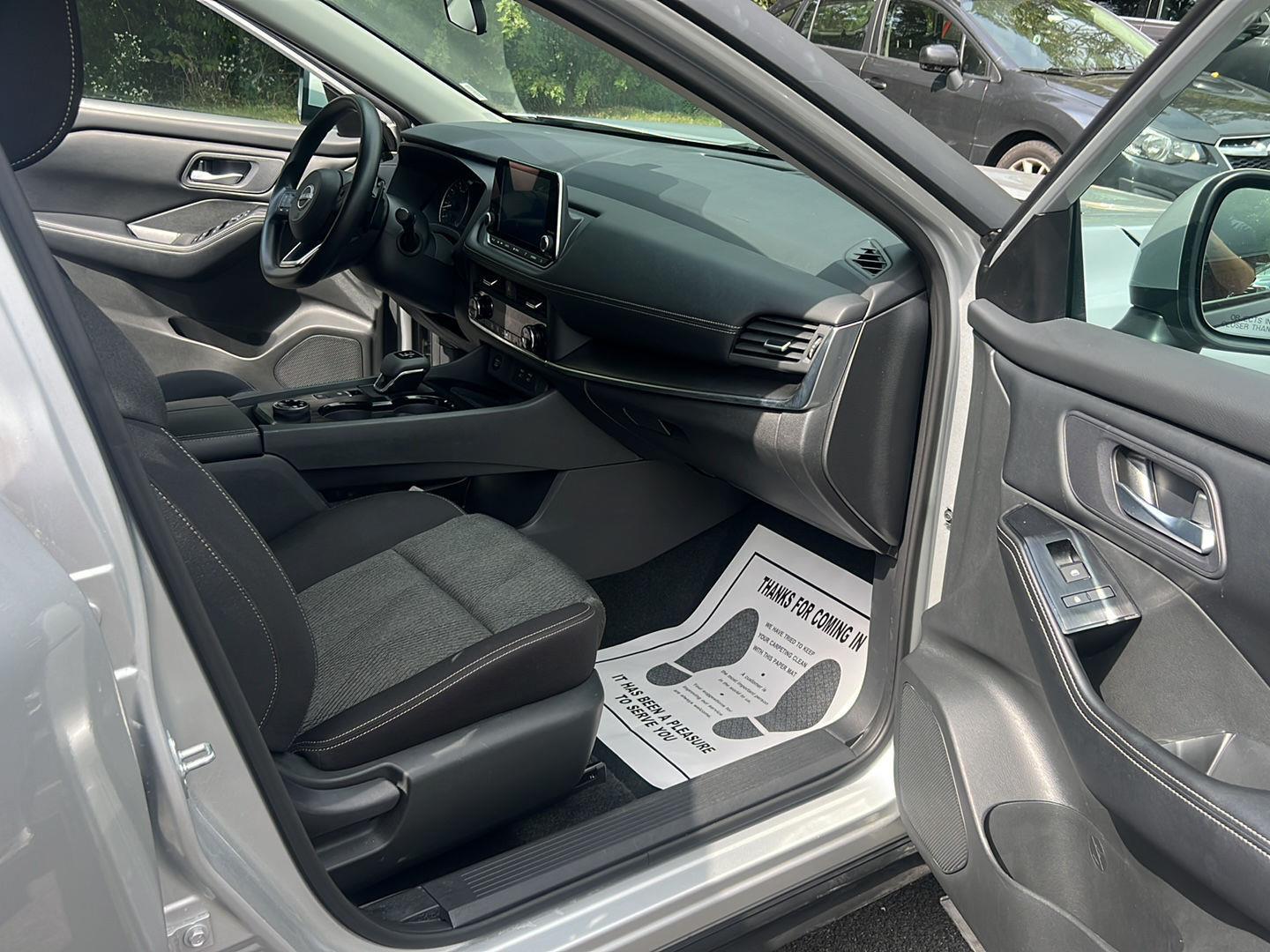 2024 Nissan Rogue SV photo 8