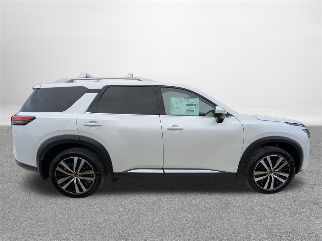 2025 Nissan Pathfinder Platinum photo 2