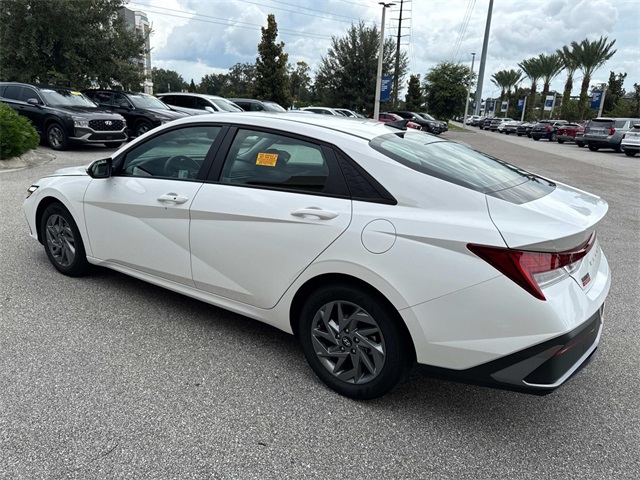 2025 Hyundai Elantra Hybrid Blue photo 4