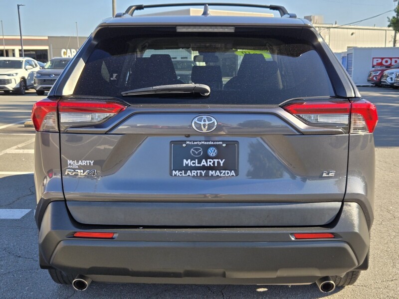 2019 Toyota RAV4 LE photo 4