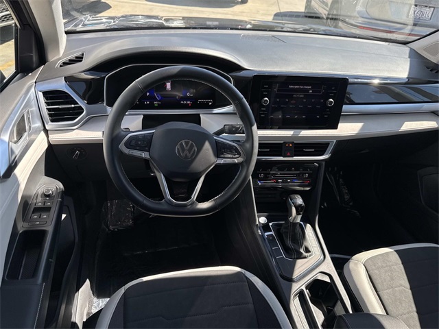 2025 Volkswagen Taos SE photo 4