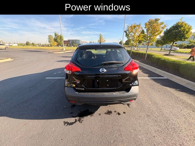 2019 Nissan Kicks S photo 3