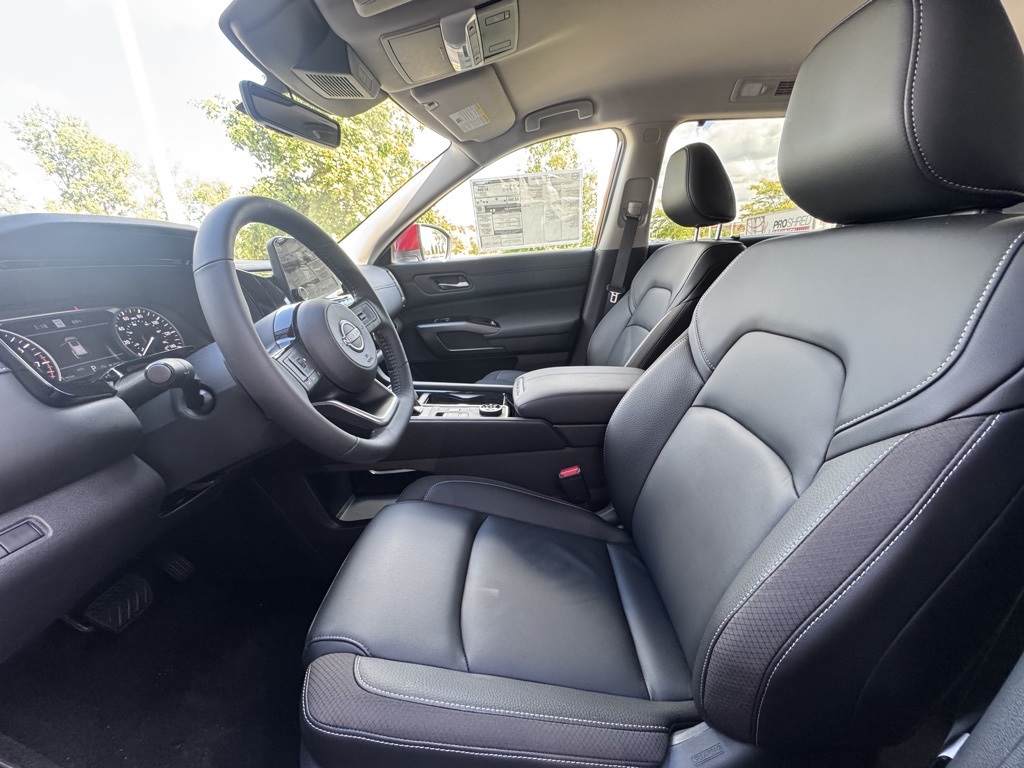 2025 Nissan Pathfinder SL photo 13