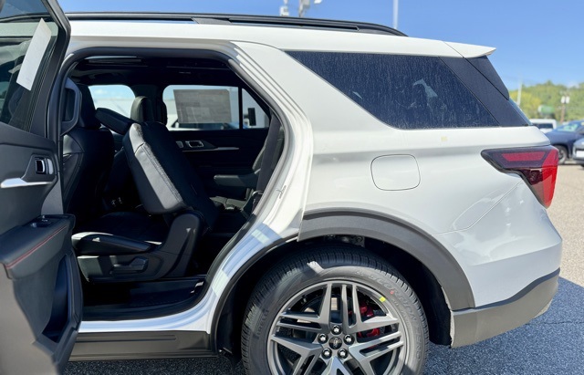 2025 Ford Explorer ST photo 32