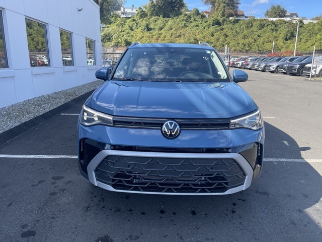 2025 Volkswagen Taos SE photo 3