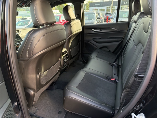 2025 Jeep Grand Cherokee Altitude photo 8