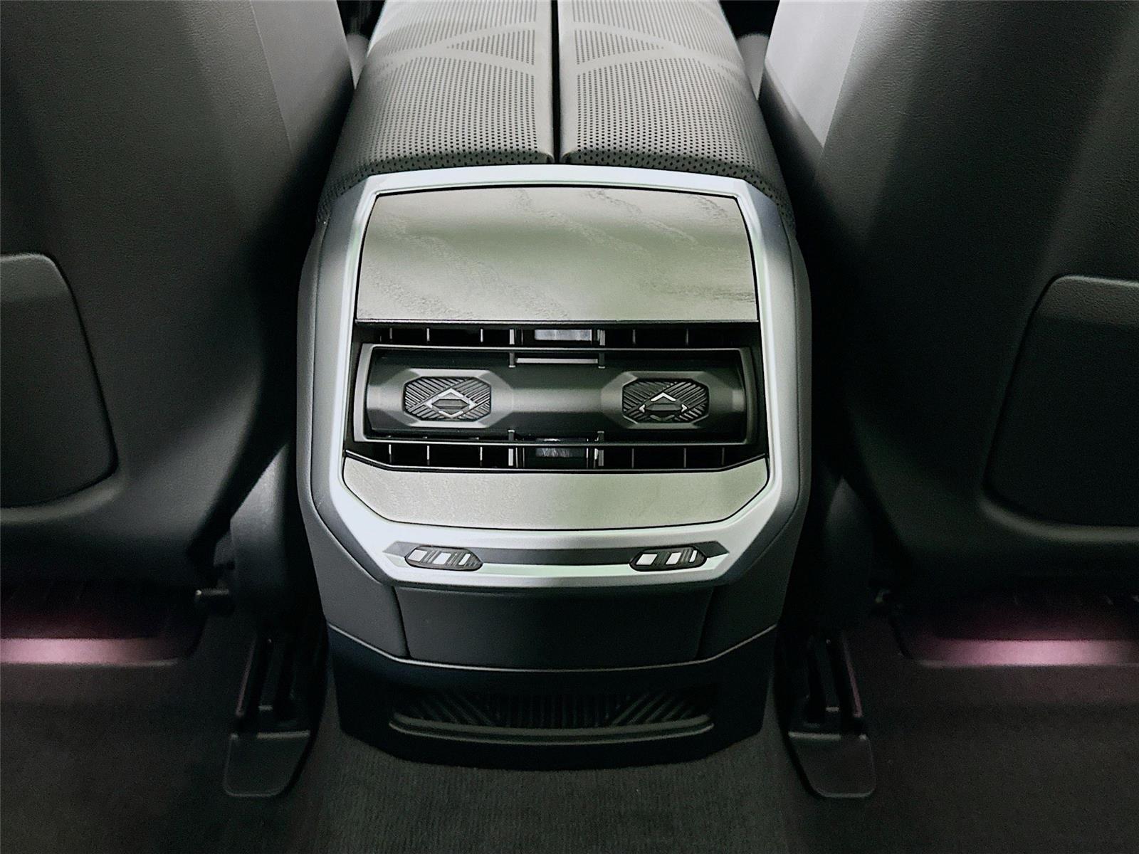 2026 Bmw 750e photo 22