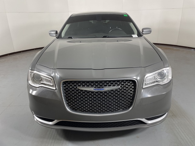 2018 Chrysler 300 Touring photo 3