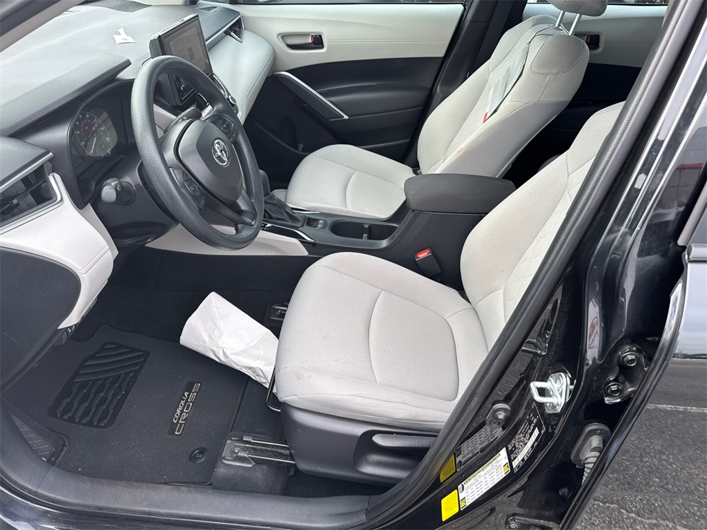 2024 Toyota Corolla Cross L photo 8