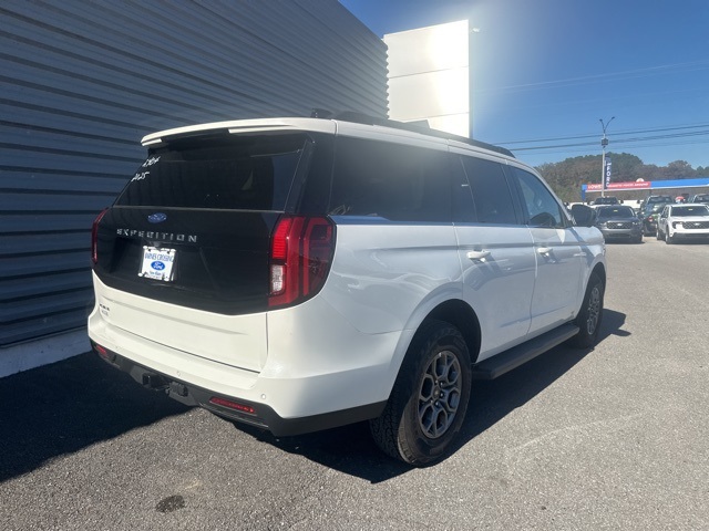 2025 Ford Expedition photo 2