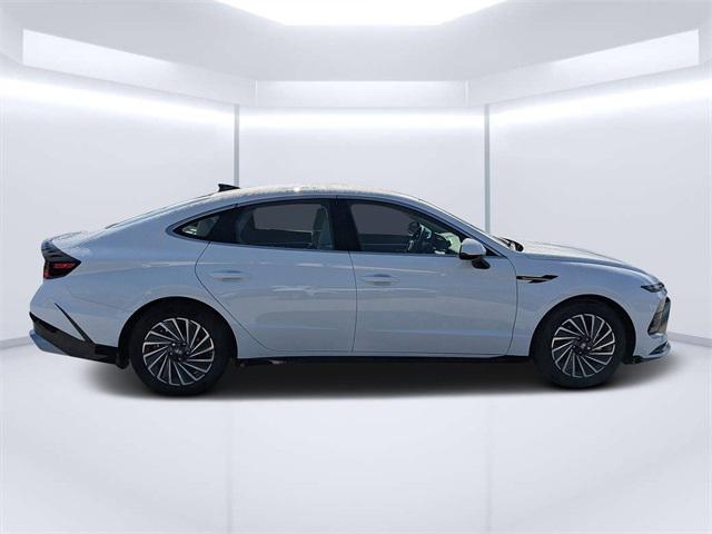 2025 Hyundai Sonata Hybrid SEL photo 2