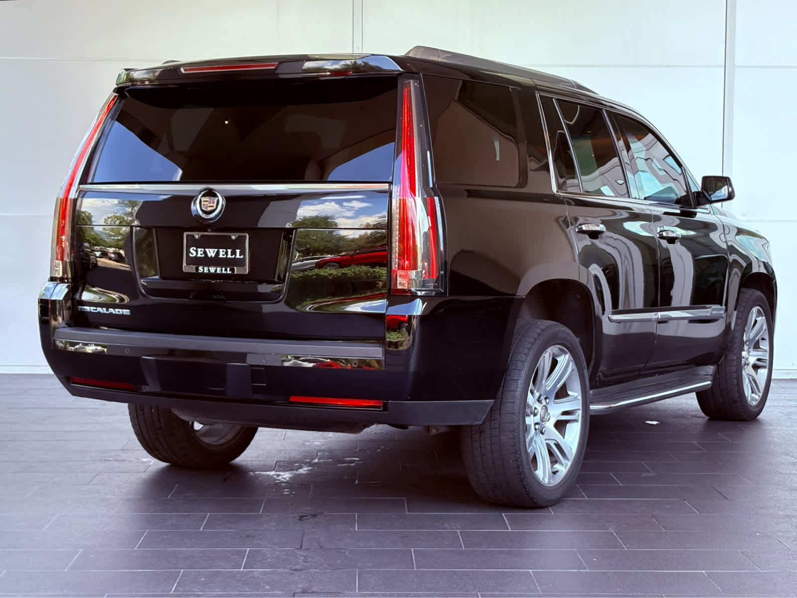 2015 Cadillac Escalade Luxury photo 3