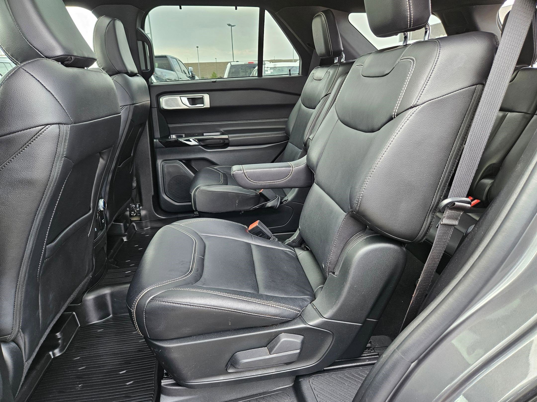 2023 Ford Explorer ST photo 25