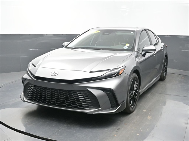 2025 Toyota Camry SE's photo