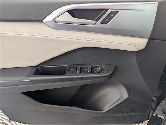 2025 Volkswagen Taos SE photo 12