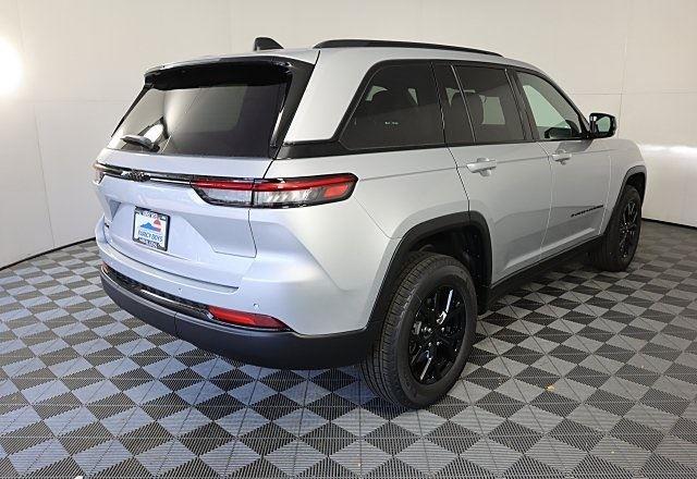 2025 Jeep Grand Cherokee Laredo Altitude photo 3