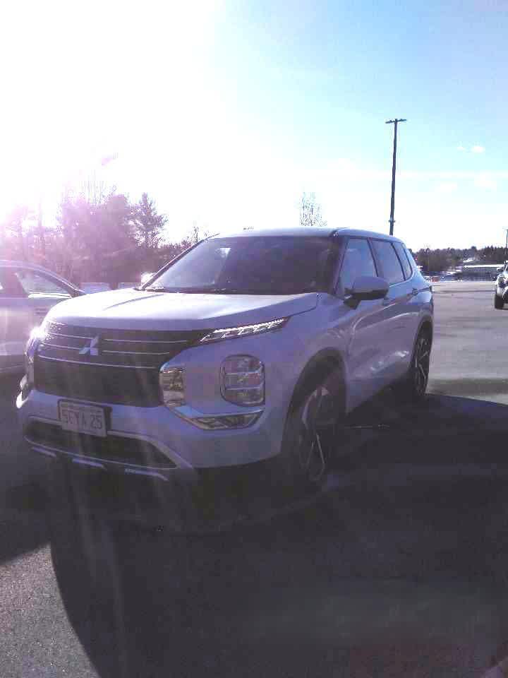 2024 Mitsubishi Outlander SE's photo