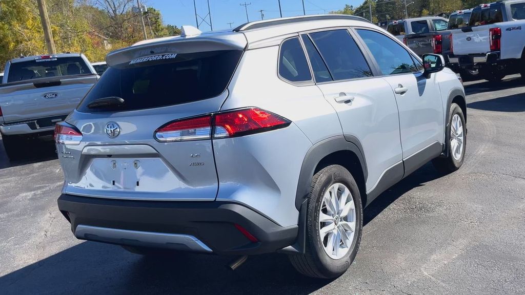 2022 Toyota Corolla Cross LE photo 3