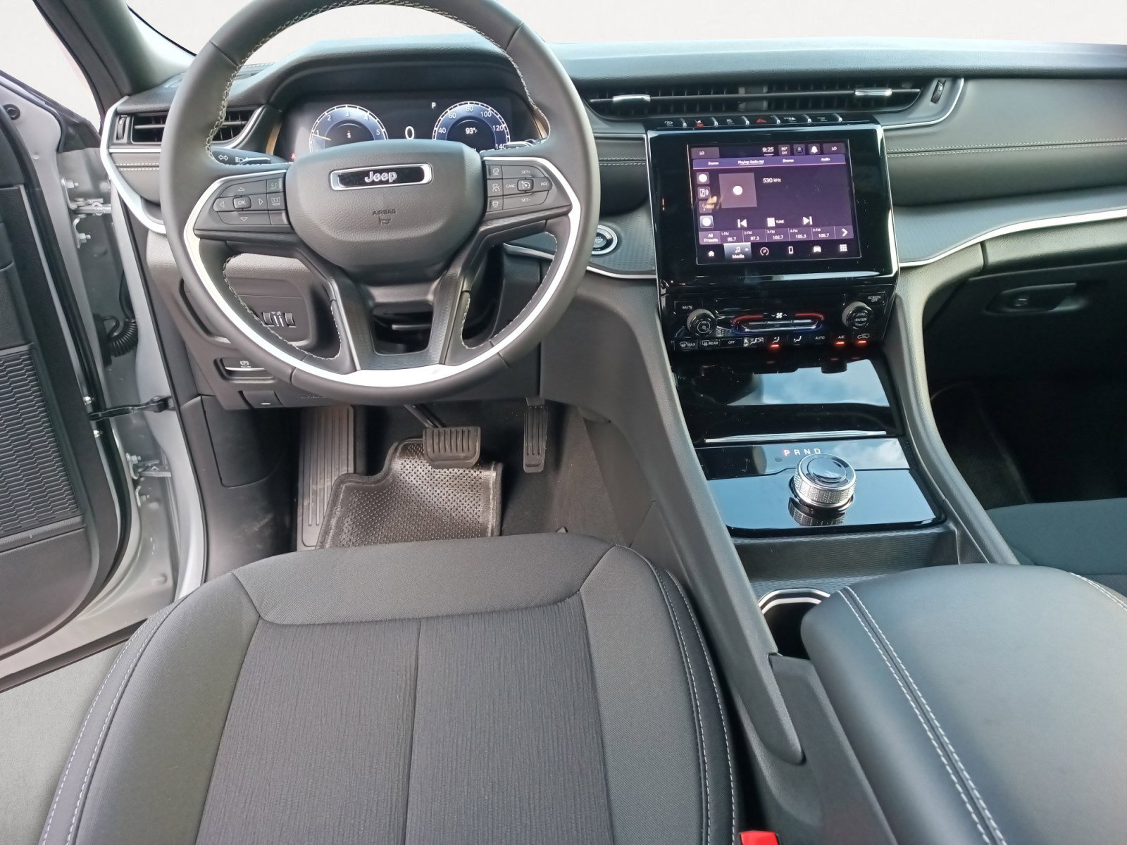 2025 Jeep Grand Cherokee Laredo X photo 3