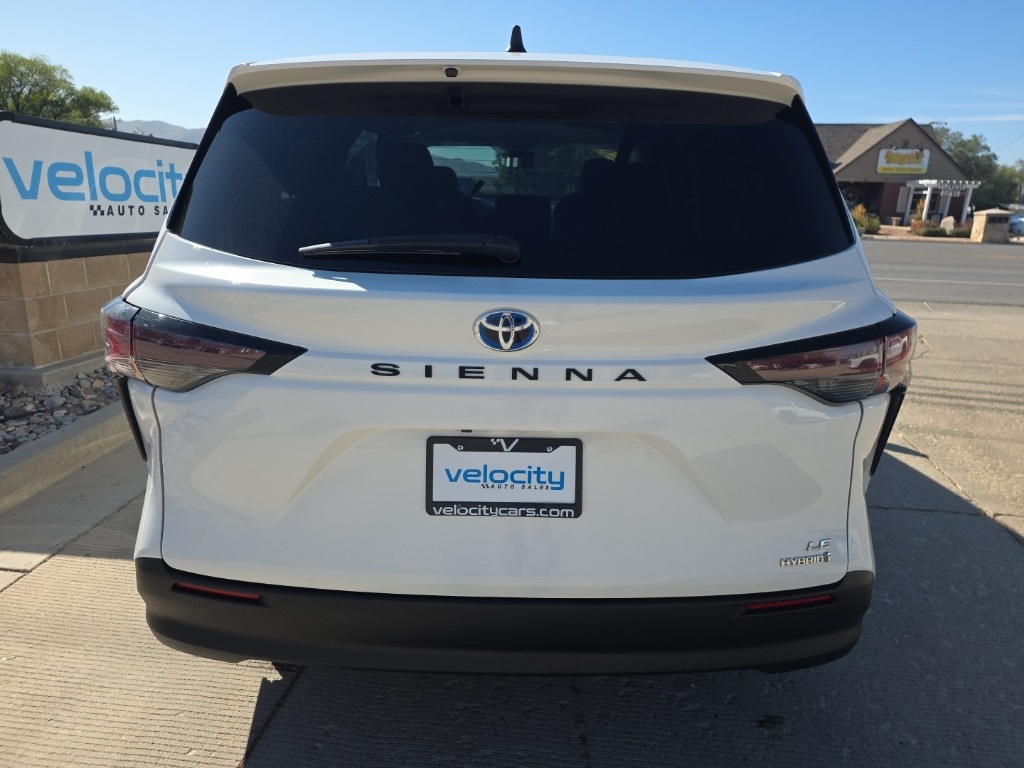 2023 Toyota Sienna LE photo 4
