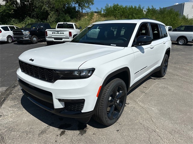 2025 Jeep Grand Cherokee Limited photo 2