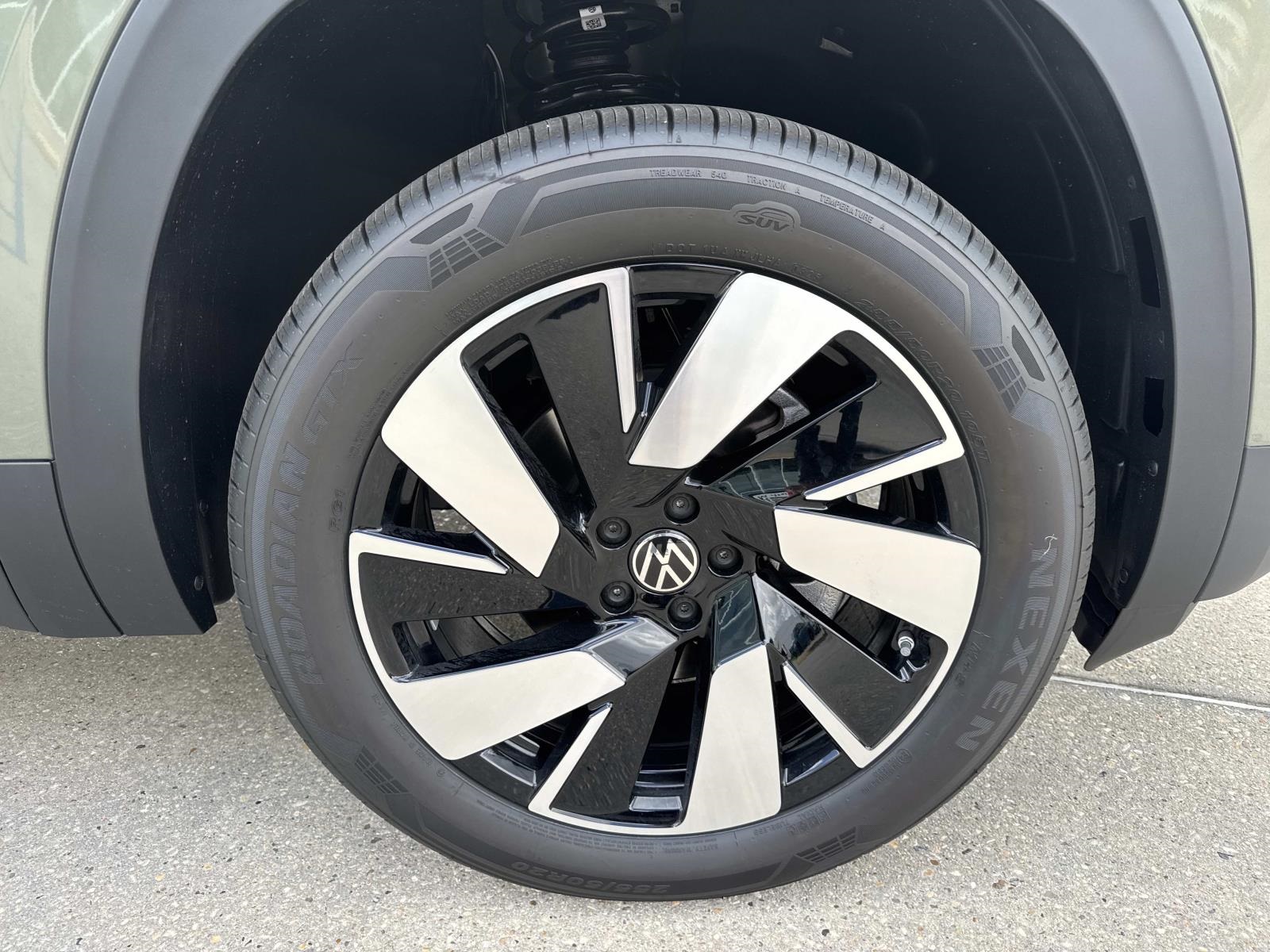 2026 Volkswagen Atlas Cross Sport SE Technology photo 2