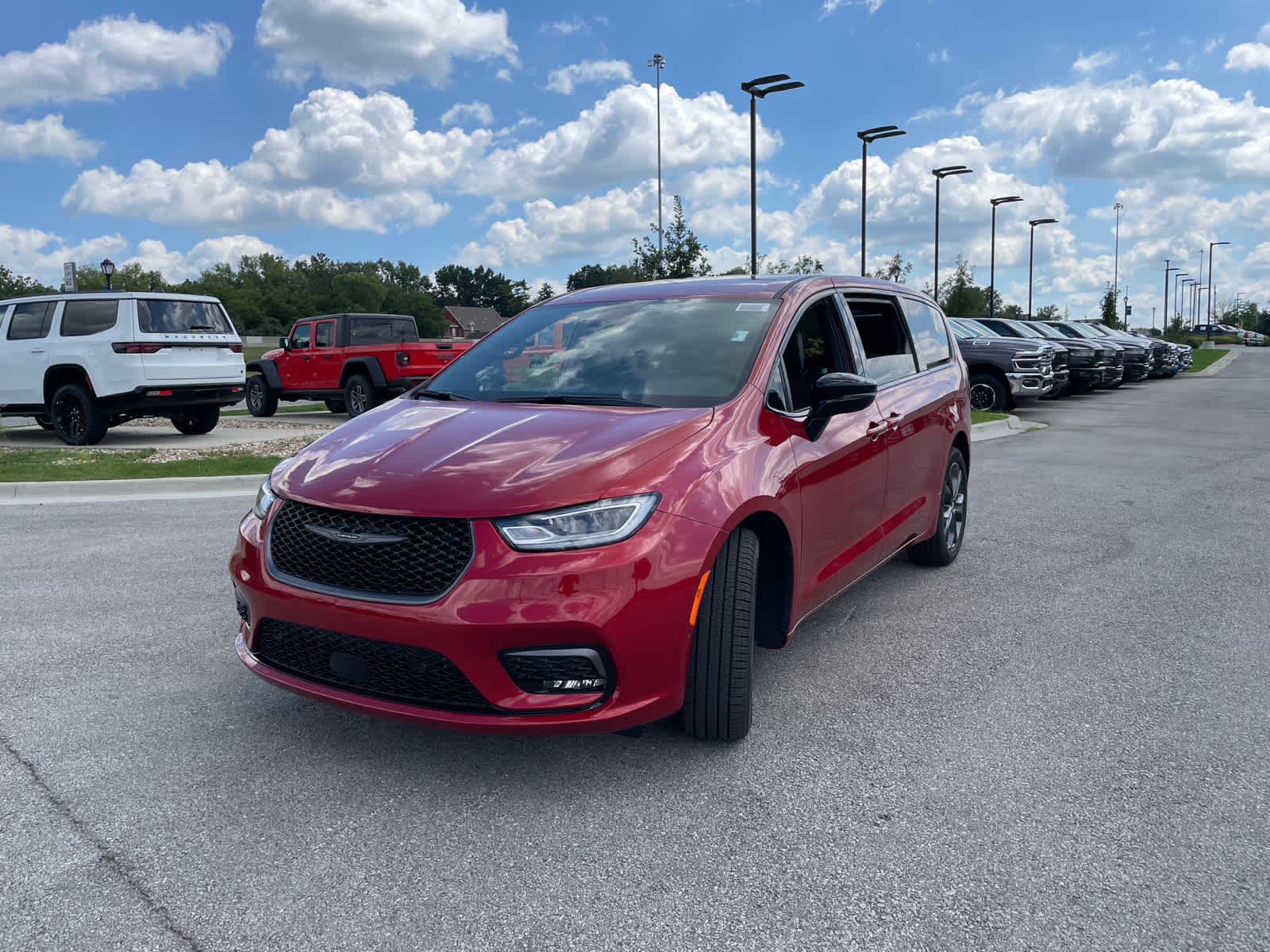 2026 Chrysler Pacifica photo 4