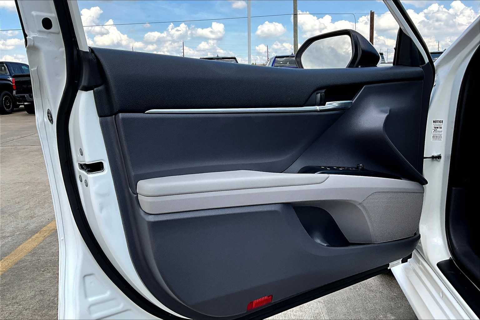 2020 Toyota Camry Hybrid LE photo 17