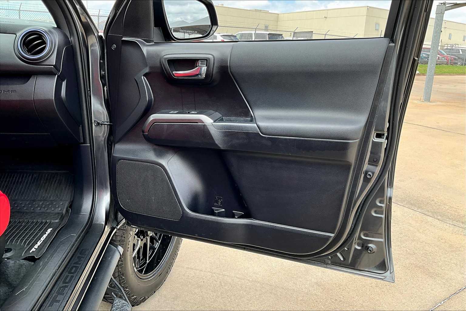 2020 Toyota Tacoma TRD photo 24