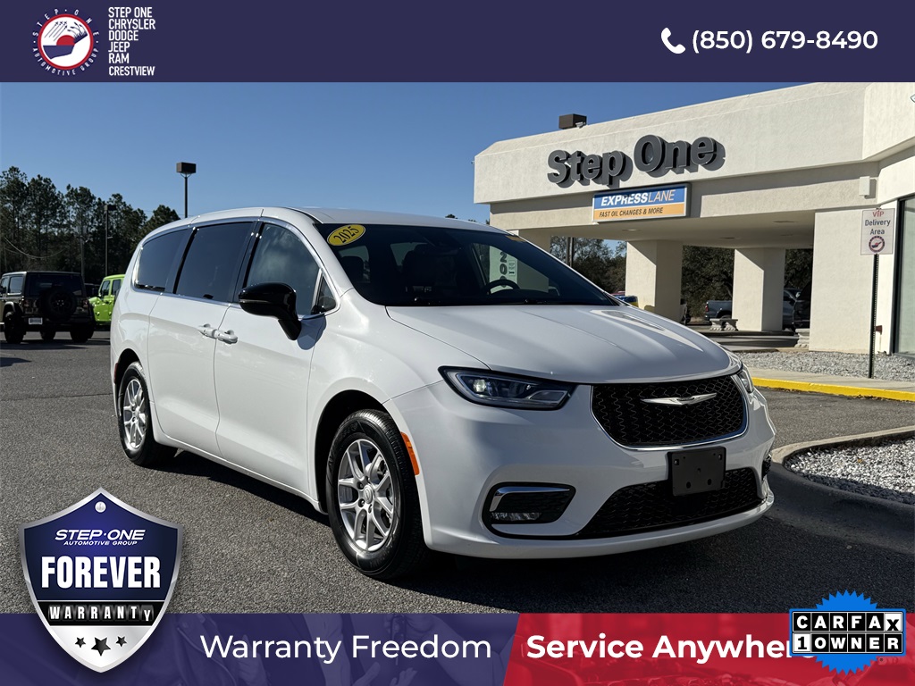 2025 Chrysler Pacifica Select's photo