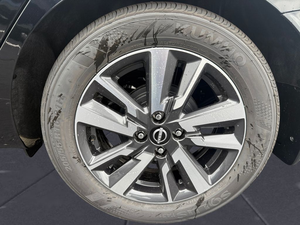 2025 Nissan Versa 1.6 SV photo 14