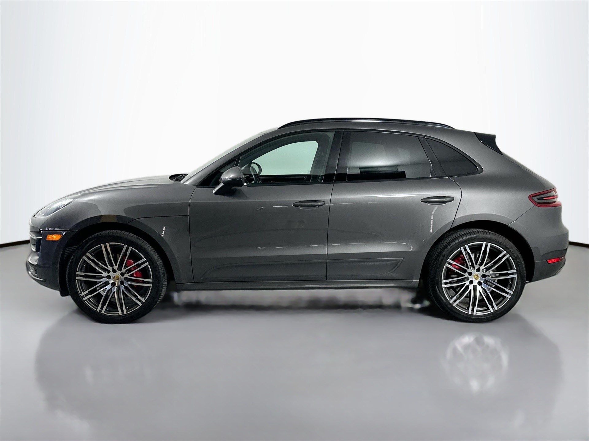 2018 Porsche Macan Turbo photo 2