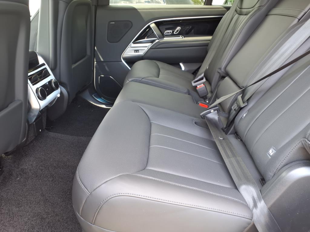 2025 Land Rover Range Rover SE photo 3