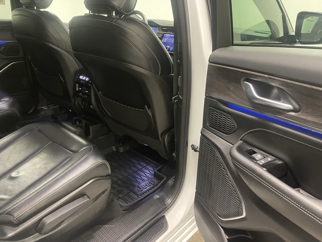 2023 Jeep Grand Cherokee Overland photo 17