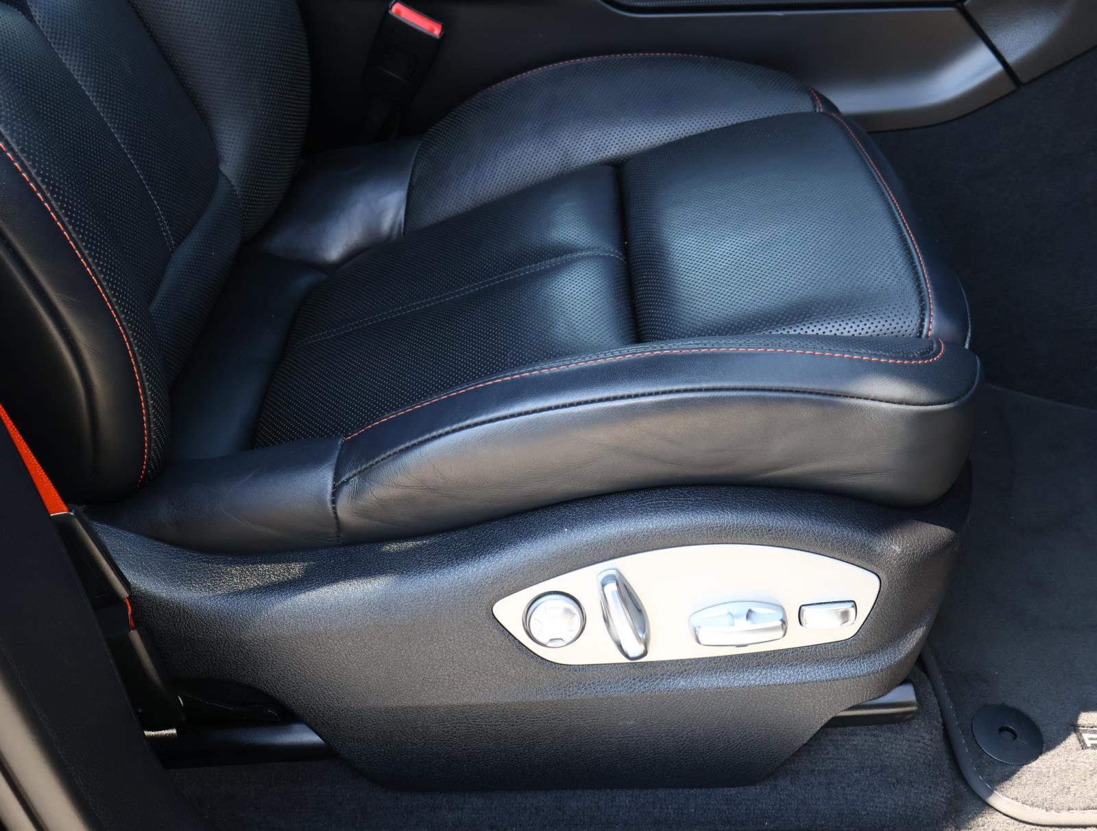 2023 Porsche Macan S photo 18