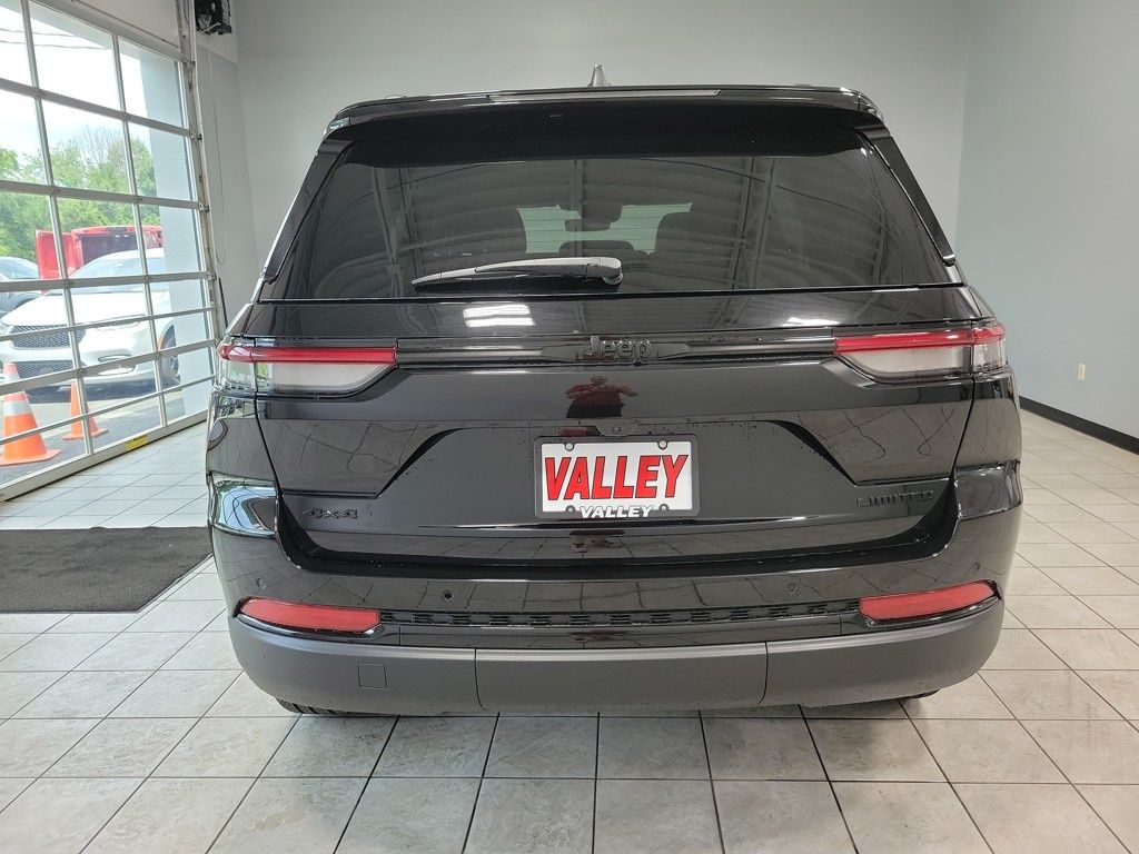 2025 Jeep Grand Cherokee Limited photo 3