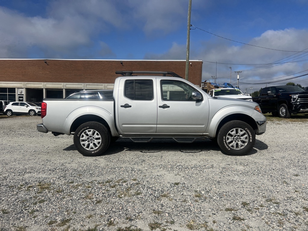 2015 Nissan Frontier SV photo 2