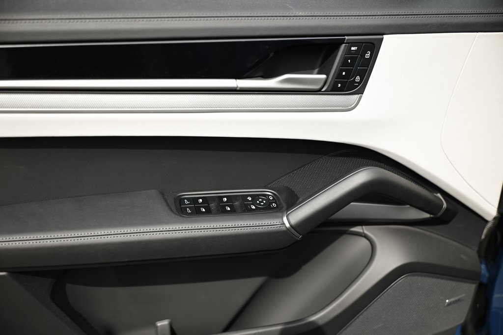 2025 Porsche Cayenne photo 18
