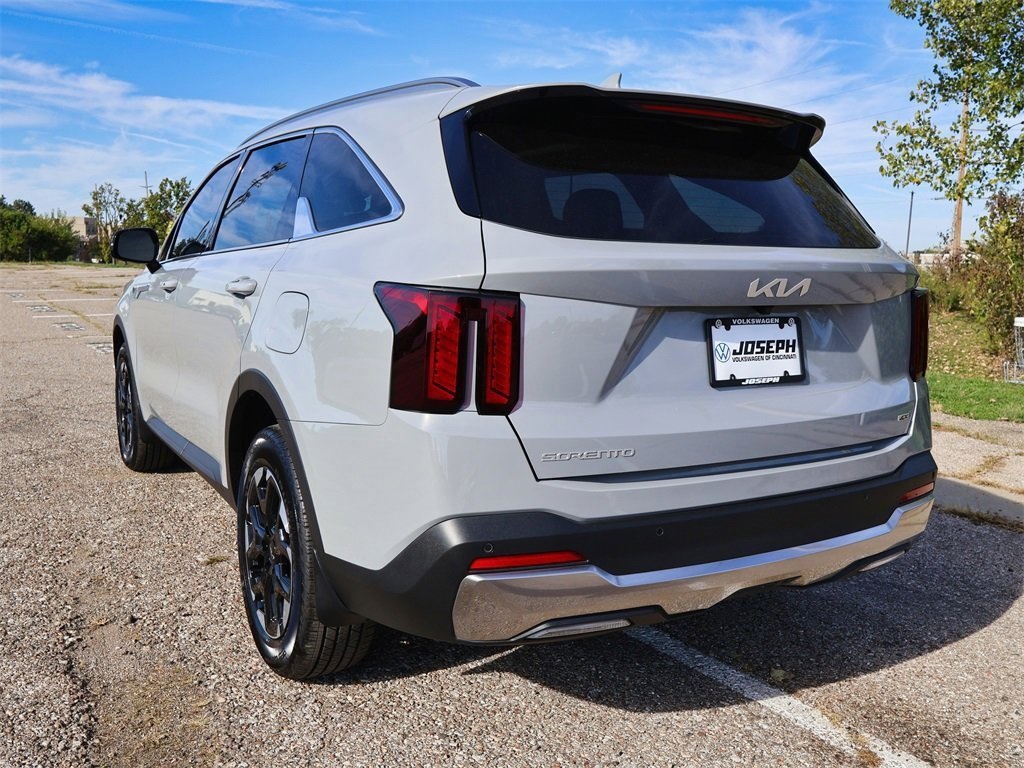 2024 Kia Sorento S photo 2