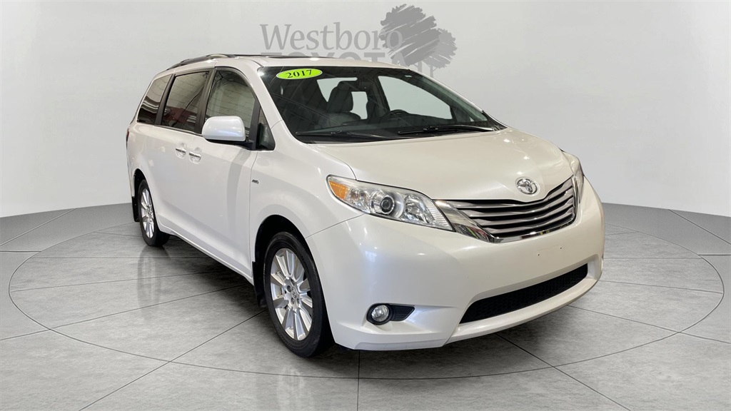 2017 Toyota Sienna XLE's photo